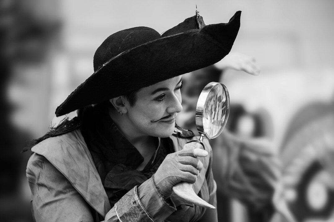 detective magnifying glass