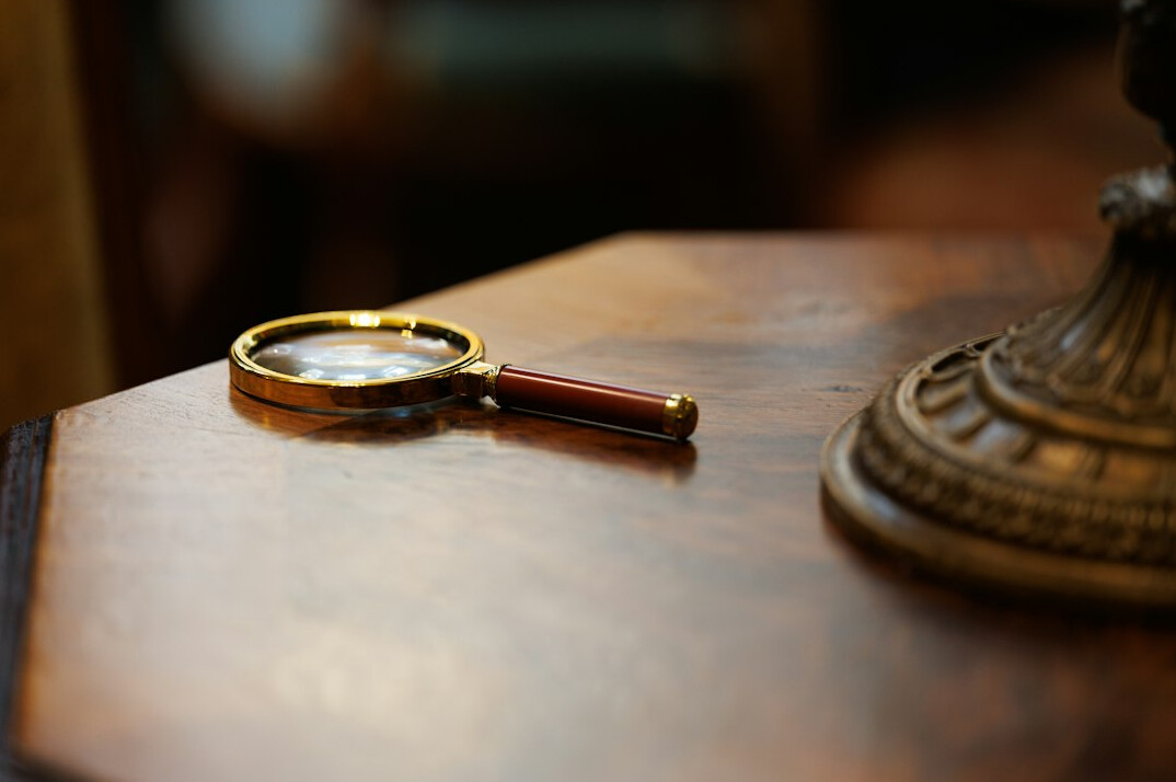 detective magnifying glass